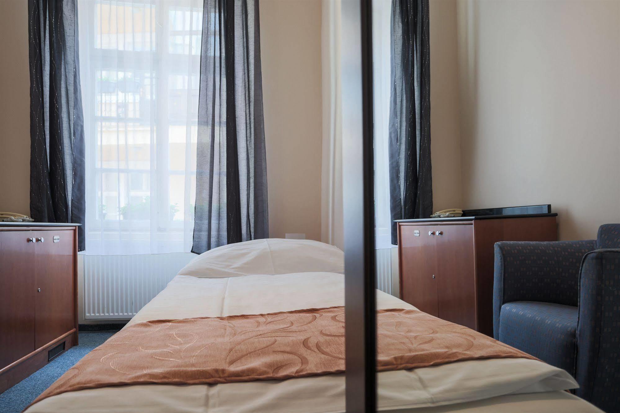 Pension U Lilie Prag Dış mekan fotoğraf